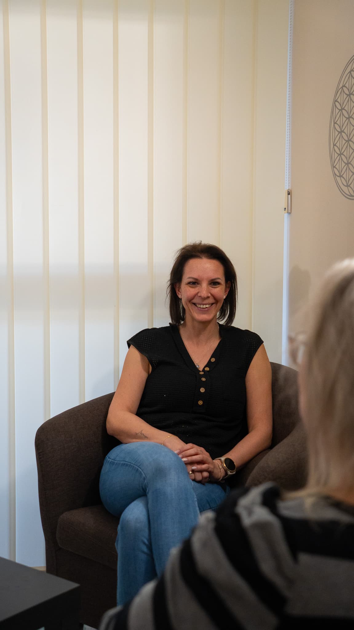 Manuela Scharner in einer Beratungssituation